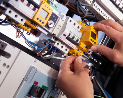 Cum să alegi corect un electrician autorizat
