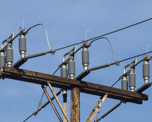 Cum îți protejezi electrocasnicele de supratensiuni?