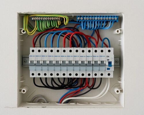 De ce nu ar trebui să montezi singur un tablou electric?