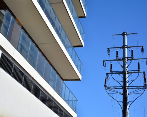 Cât costă anual întreținerea instalațiilor electrice într-o clădire mare?