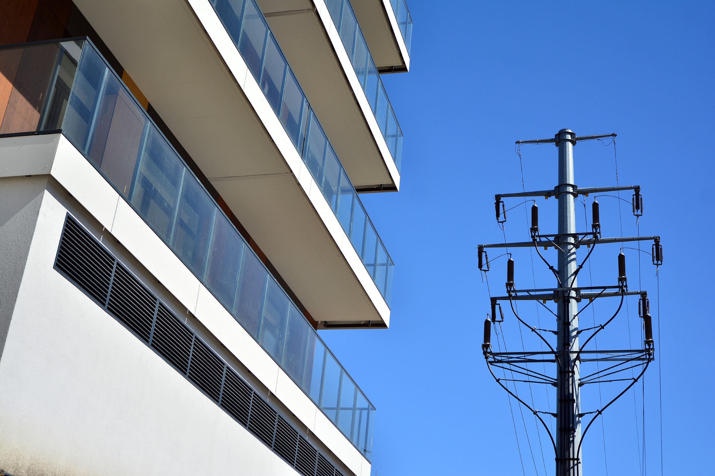 Cât costă anual întreținerea instalațiilor electrice într-o clădire mare?