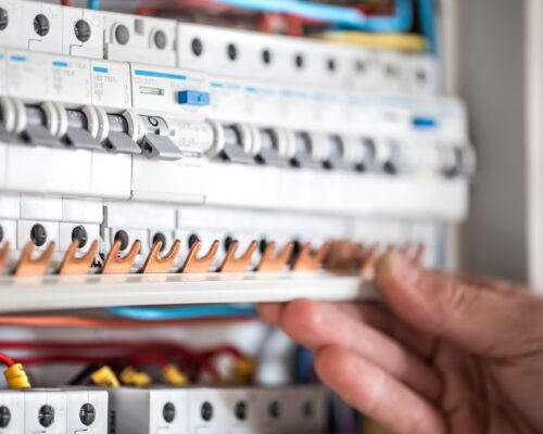 De ce apar fluctuațiile de tensiune și cum te ajută un stabilizator să îți protejezi aparatura electrică