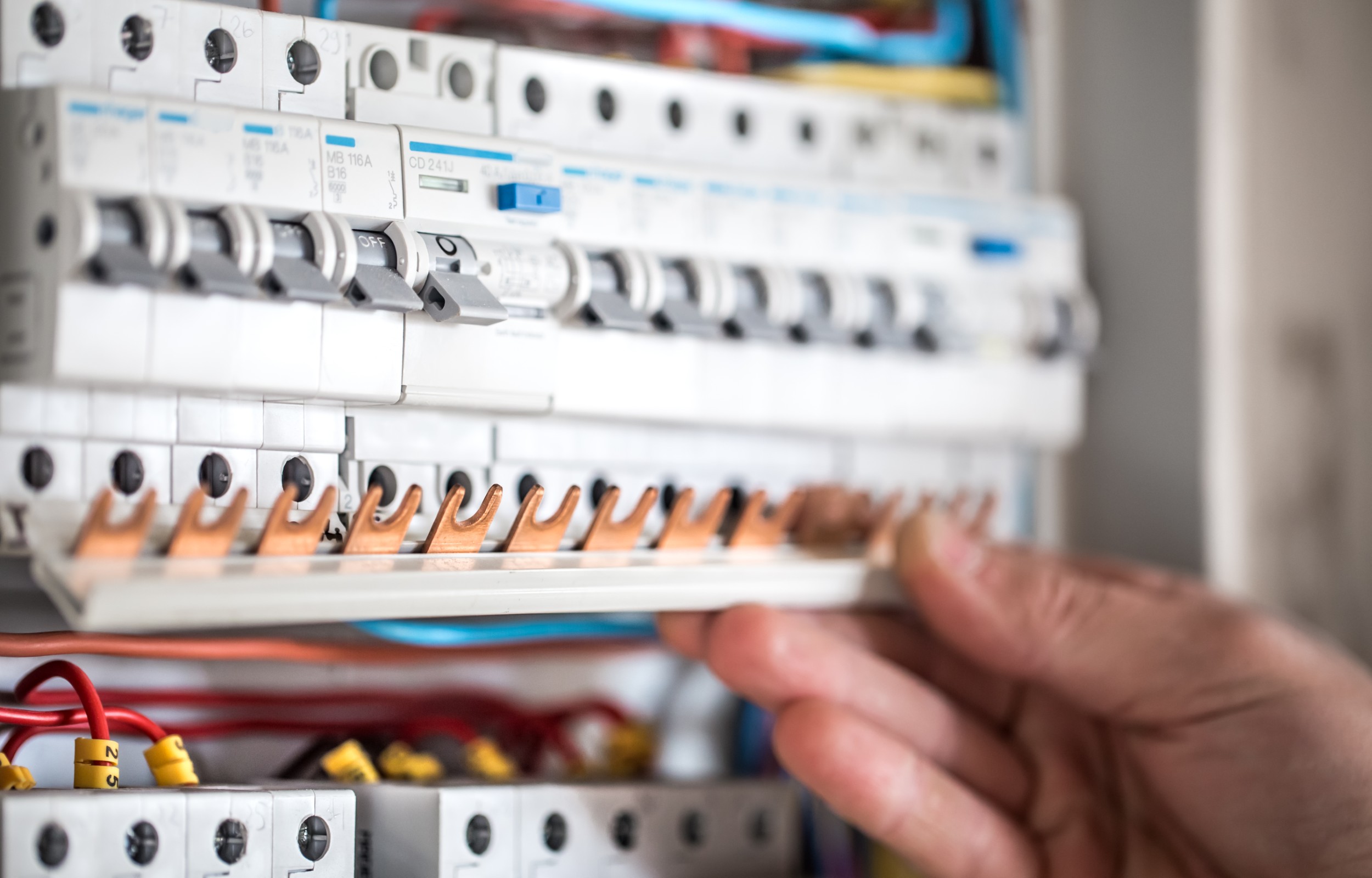 De ce apar fluctuațiile de tensiune și cum te ajută un stabilizator să îți protejezi aparatura electrică