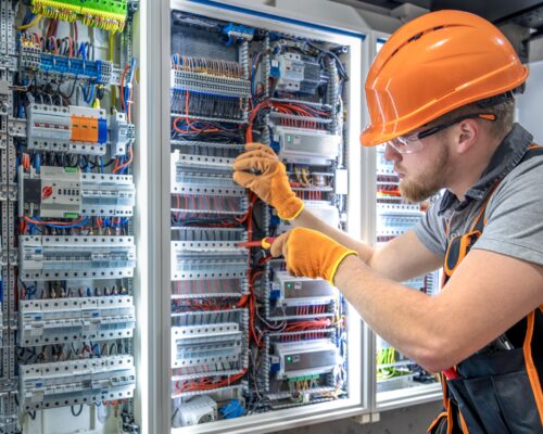 Ce trebuie verificat anual într-un sistem electric complet?