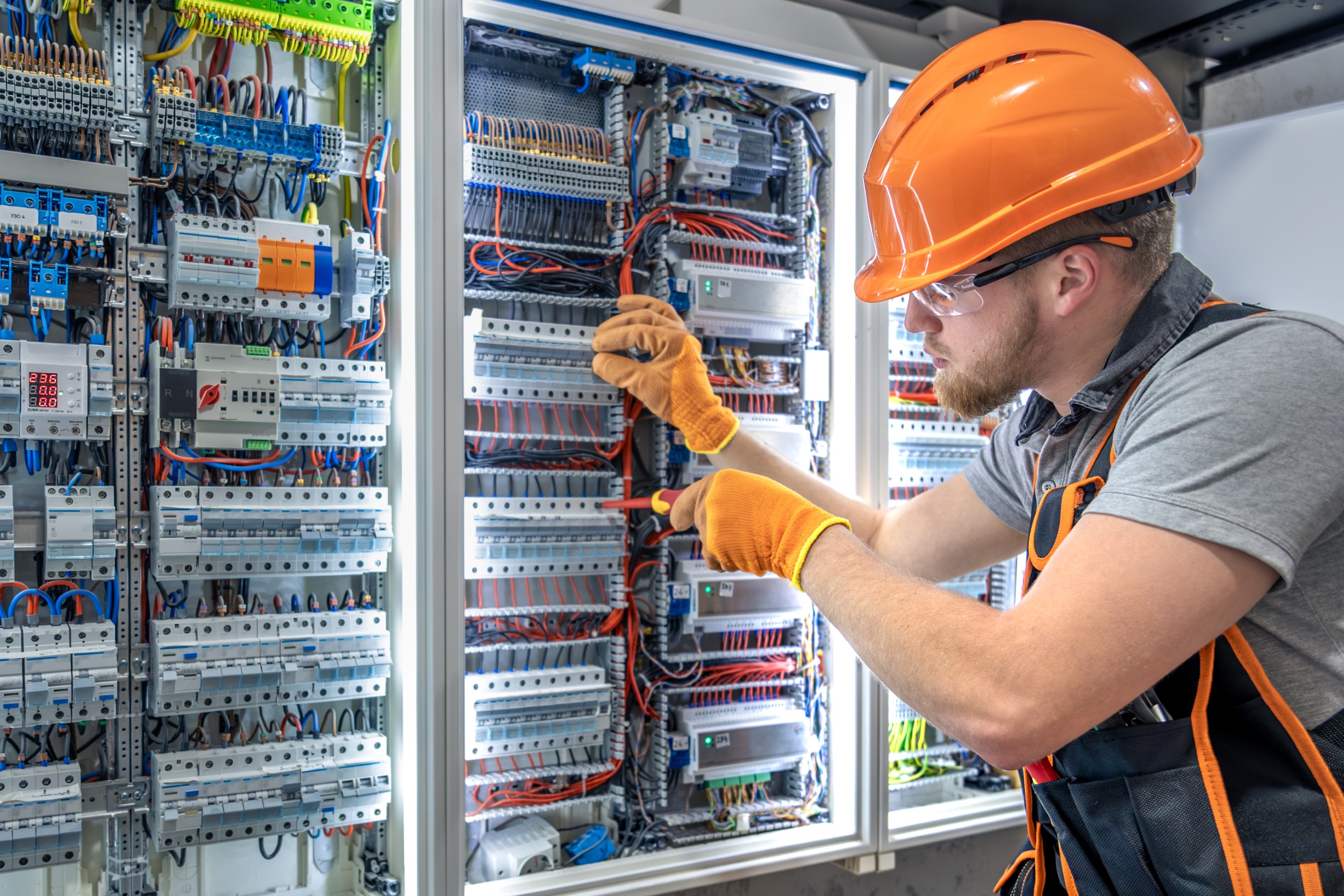 Ce trebuie verificat anual într-un sistem electric complet?