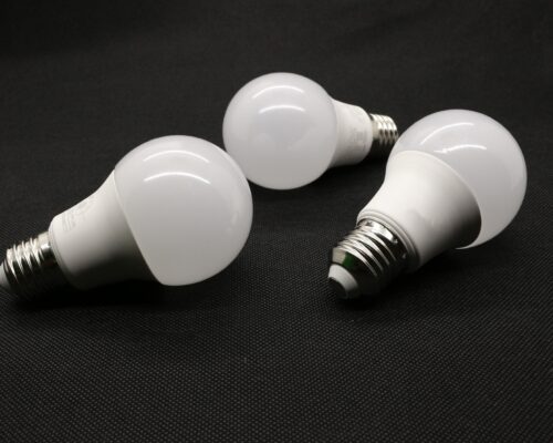 Cum alegem corect becul cu LED. Sfaturi utile pentru eficiență, confort și economie