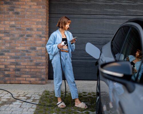Sisteme pentru încărcat mașini electrice acasă – tot ce trebuie să știi despre tipuri de stații, prize, putere și amperaj