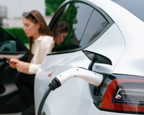 Cât costă să încarci o mașină electrică acasă vs. la o stație publică – comparație completă și exemple reale din România