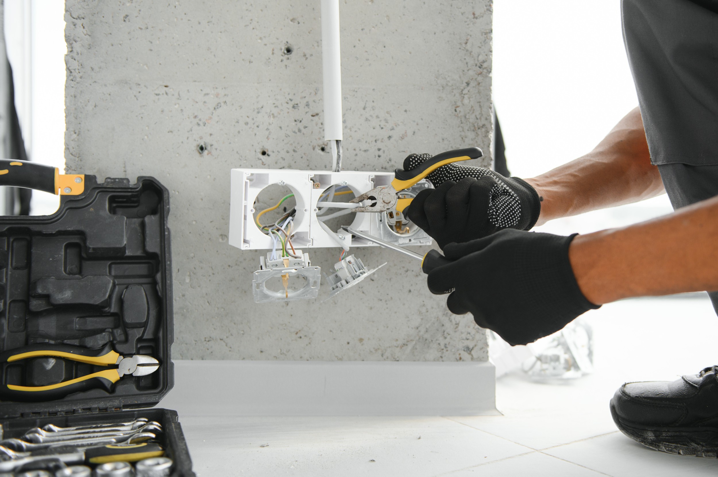 Când un miros ușor de plastic de la instalația electrică devine semnal de alarmă