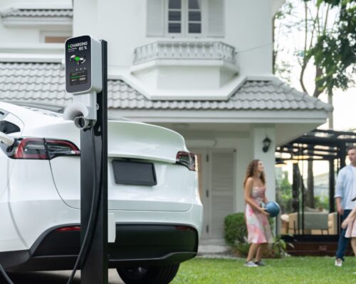Ai mașină electrică, dar nu o poți încărca acasă? Adevărul despre contoare, putere și instalații subdimensionate